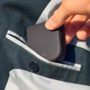 Мышь Logitech Mobi Fold убирается в карман джинсовых штанов
