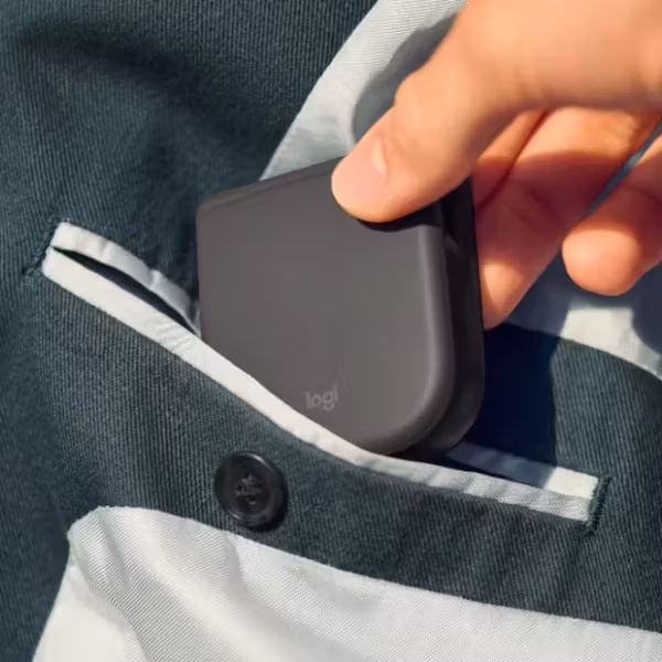 Мышь Logitech Mobi Fold убирается в карман джинсовых штанов