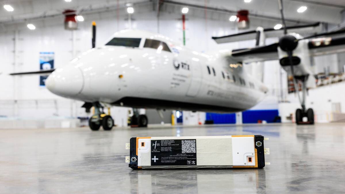 авиационная батарея Pratt Whitney в ангаре