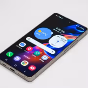 Смартфон Samsung Galaxy с дисплеем и уведомлениями