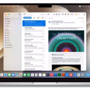 Ноутбук MacBook с открытым экраном и macOS 27 Golden Gate