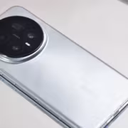 Белый смартфон Honor Magic 8 с крупной кольцевой камерой