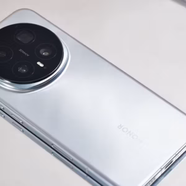 Белый смартфон Honor Magic 8 с крупной кольцевой камерой