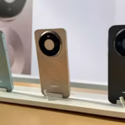 Три смартфона Huawei Mate 80 на дисплее в магазине