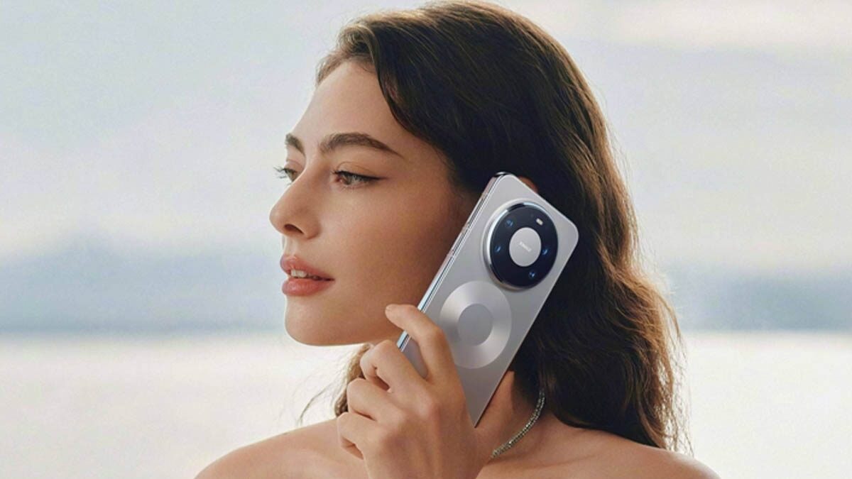 Женщина держит смартфон Huawei Mate 80 на плече