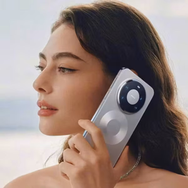 Женщина держит смартфон Huawei Mate 80 на плече