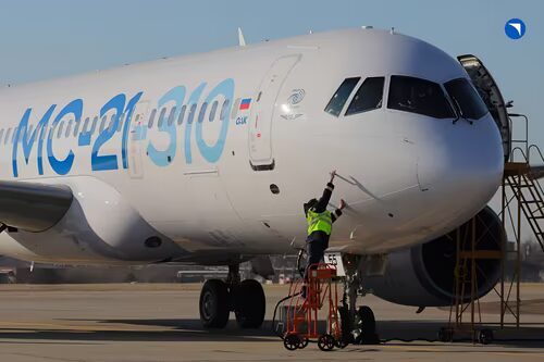 Работник проверяет систему МС-21 самолет на земле