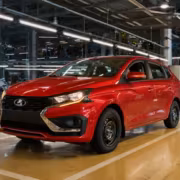 красный универсал Lada Iskra на производственной линии