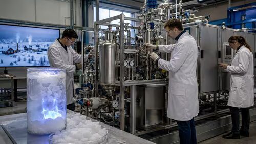Ученые в лабораторных халатах вокруг газовых гидратов тестируют линию