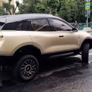 Внедорожник Voyt SUV Росатома темно-золотистый на улице