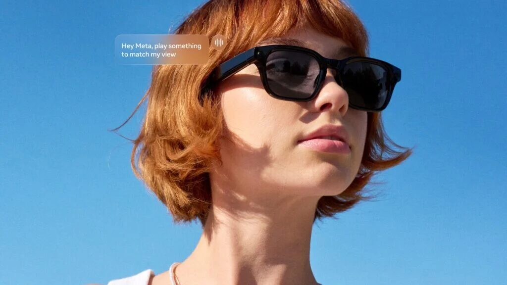 Девушка в черных очках Meta Glasses на солнце