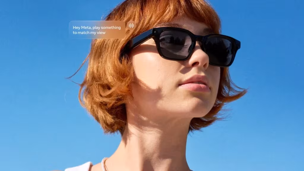 Девушка в черных очках Meta Glasses на солнце