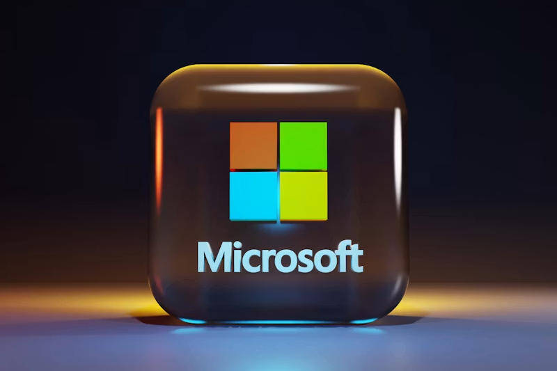 Логотип Microsoft и значок Office 2021 на стекле
