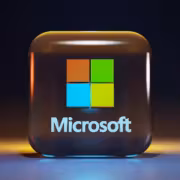 Логотип Microsoft и значок Office 2021 на стекле