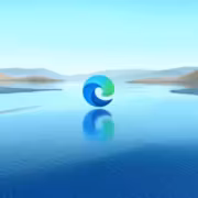 Логотип Microsoft Edge на фоне водной глади и гор