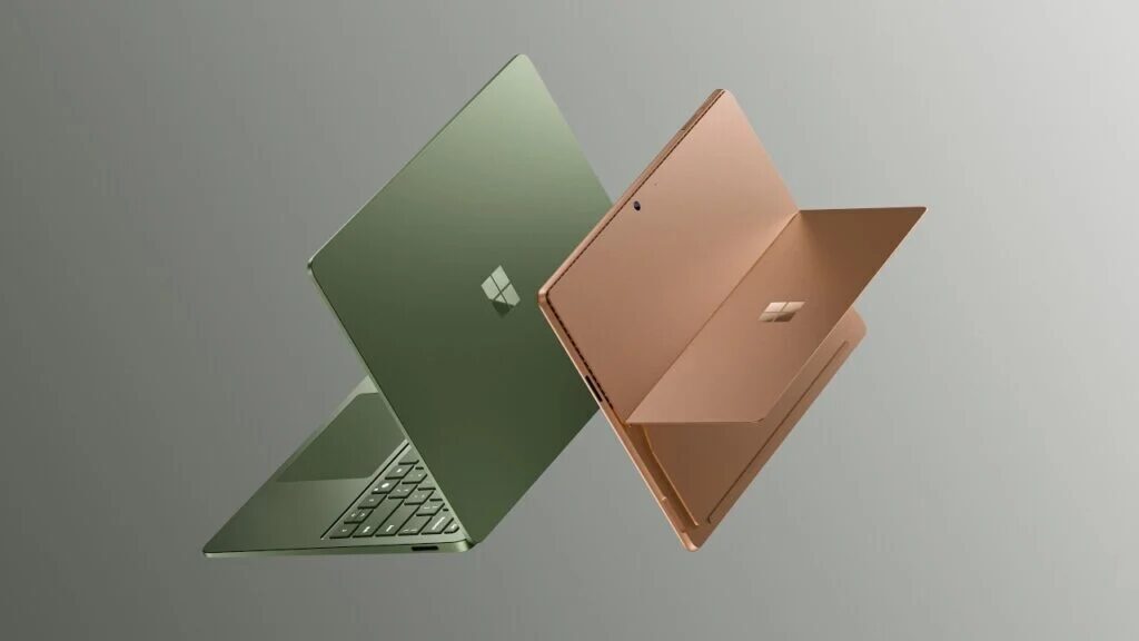 Два ноутбука Surface Pro и Surface Laptop в развернутом виде