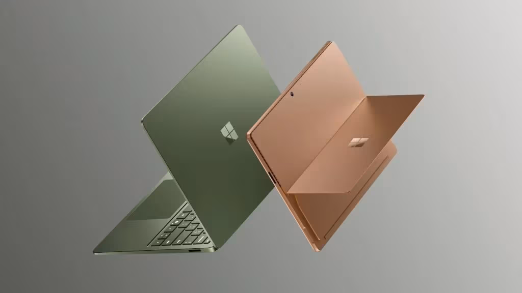 Два ноутбука Surface Pro и Surface Laptop в развернутом виде