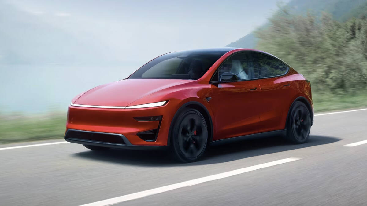 Электромобиль Tesla Model 3 на дороге
