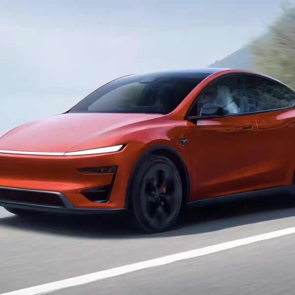 Электромобиль Tesla Model 3 на дороге