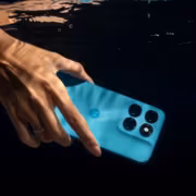 Рука держит смартфон Moto G Max под водой
