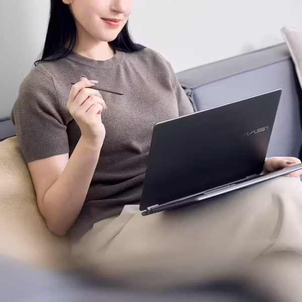 Женщина использует ноутбук ASUS с стилусом
