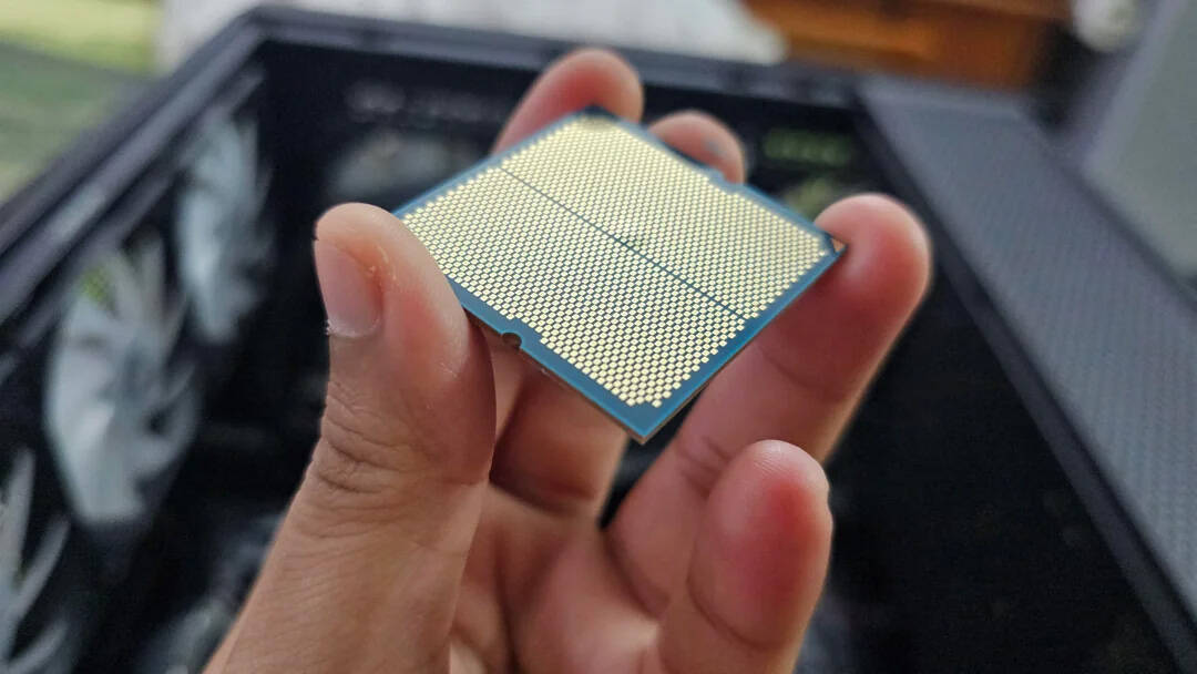 Процессор Ryzen 9 9900X с вздутой и повреждённой крышкой