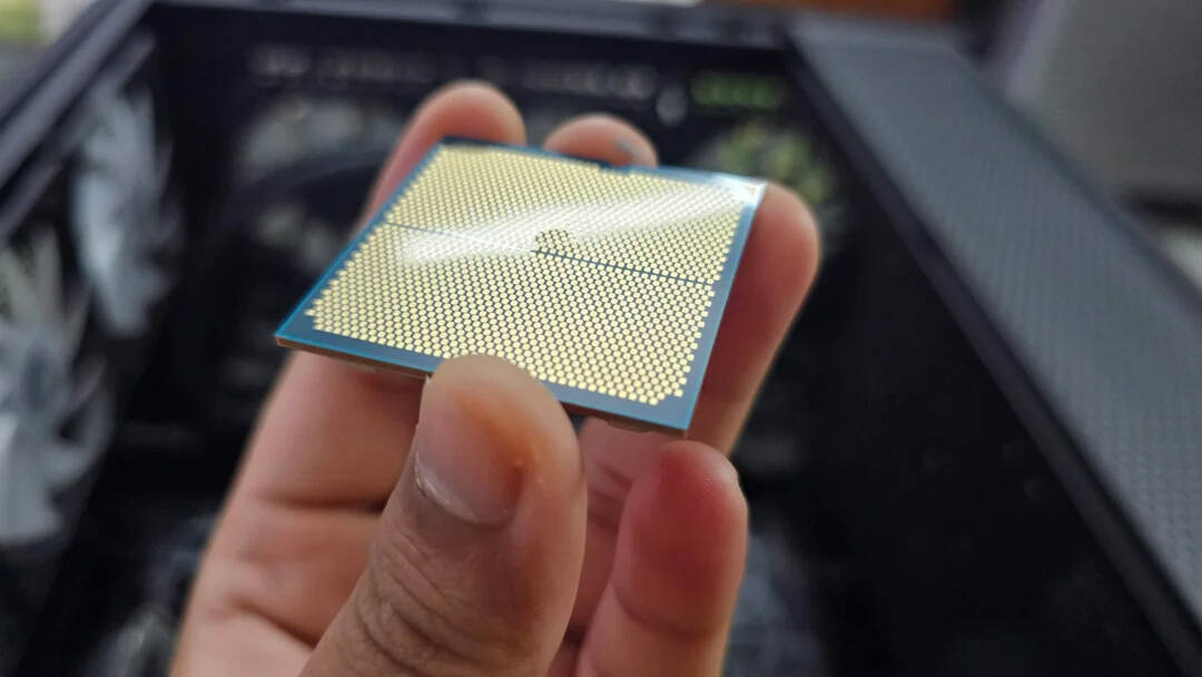 Процессор Ryzen 9 9900X с голубым основанием и золотыми контактами