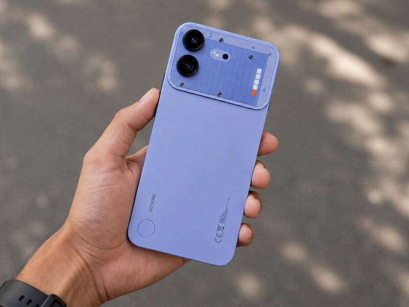 Телефон Nothing Phone 4b в руке крупный план