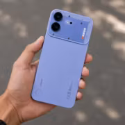 Телефон Nothing Phone 4b в руке крупный план