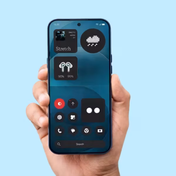 Мужчина держит смартфон Nothing Phone (1) с иконками интерфейса