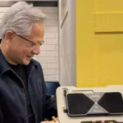 Человек держит кейс с названием Nvidia Vera Rubin