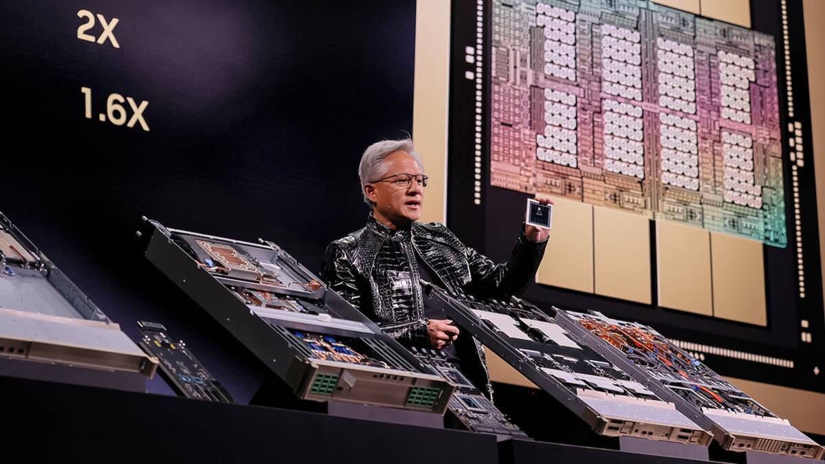 Человек показывает процессор Nvidia Vera Rubin на сцене