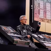 Человек показывает процессор Nvidia Vera Rubin на сцене