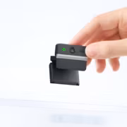 Веб-камера Obsbot Meet Flip держит на руке