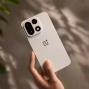 OnePlus 15 смартфон на руке с задней камерой