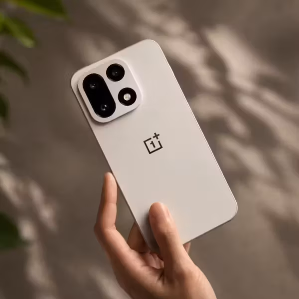 OnePlus 15 смартфон на руке с задней камерой