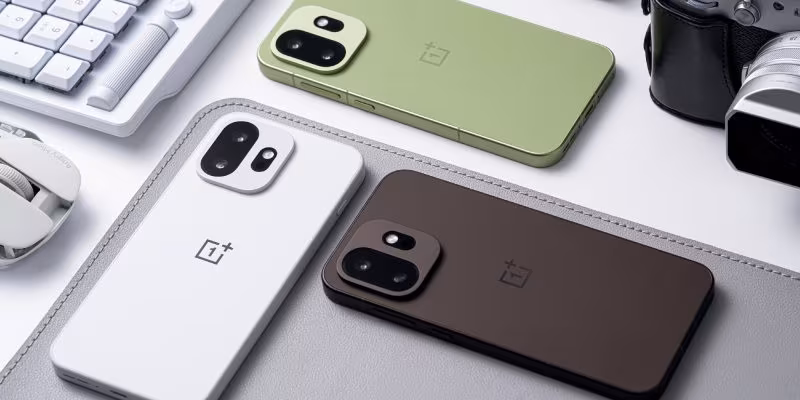 Три смартфона OnePlus N разные цвета