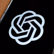Логотип OpenAI на экране смартфона синий цвет