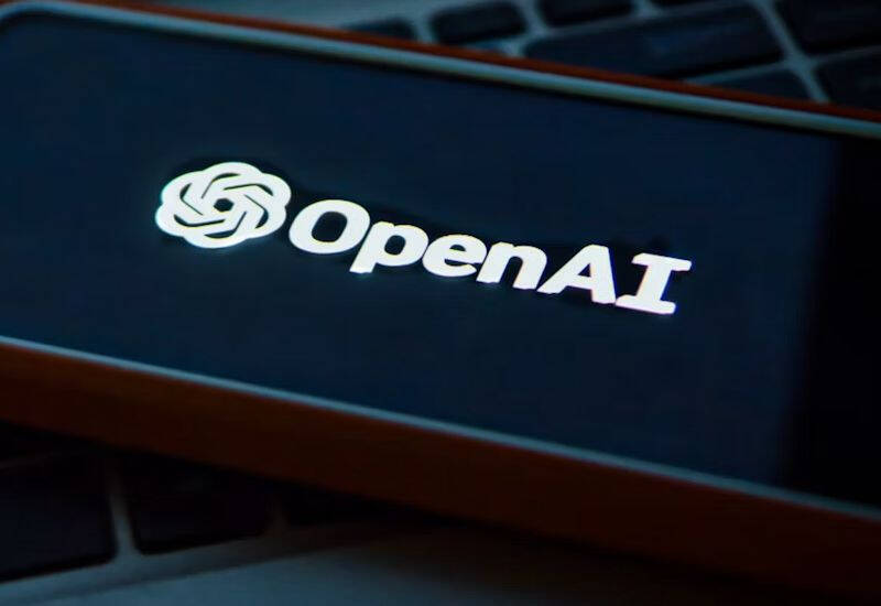 Логотип OpenAI на экране компьютера