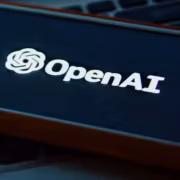Логотип OpenAI на экране компьютера