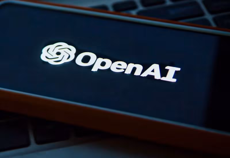Логотип OpenAI на экране компьютера