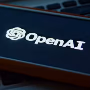 Логотип OpenAI и иконка нейросети на экране устройства OpenAI ChatGPT