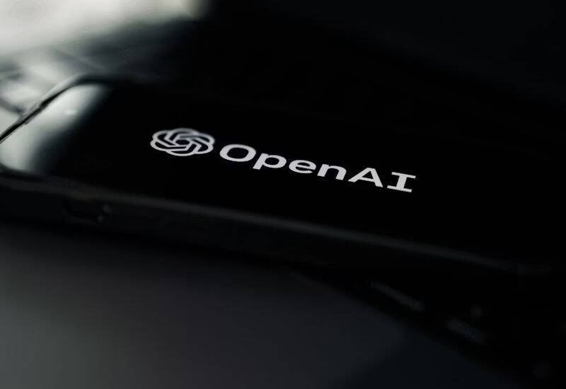 Логотип openAI на темной поверхности