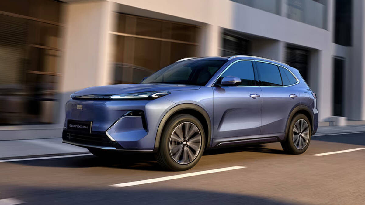 Электромобиль Geely RX EM-G синий движется по городу