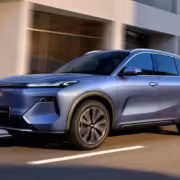 Электромобиль Geely RX EM-G синий движется по городу
