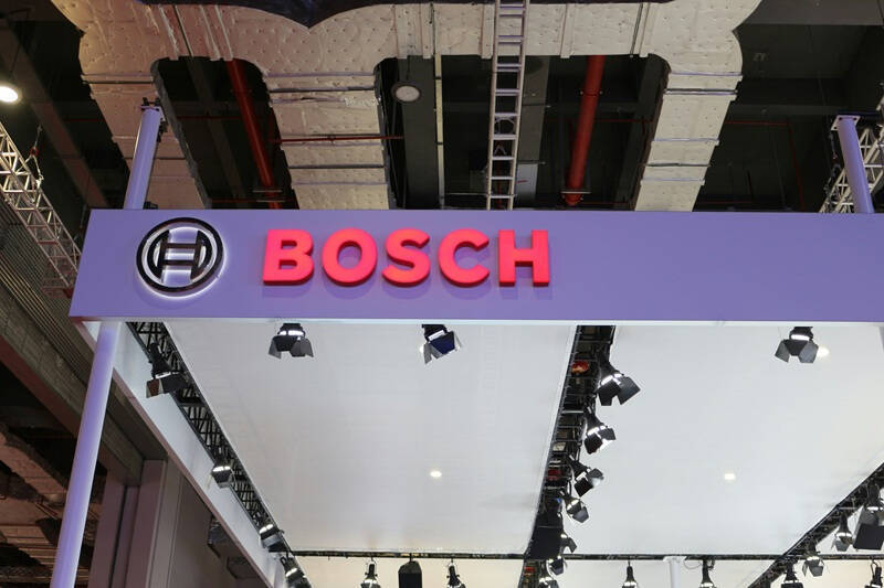 Вывеска Bosch с логотипом и названием на выставке