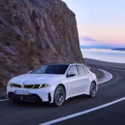 Электромобиль BMW i3 50 xDrive на дороге в горах