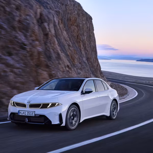 Электромобиль BMW i3 50 xDrive на дороге в горах