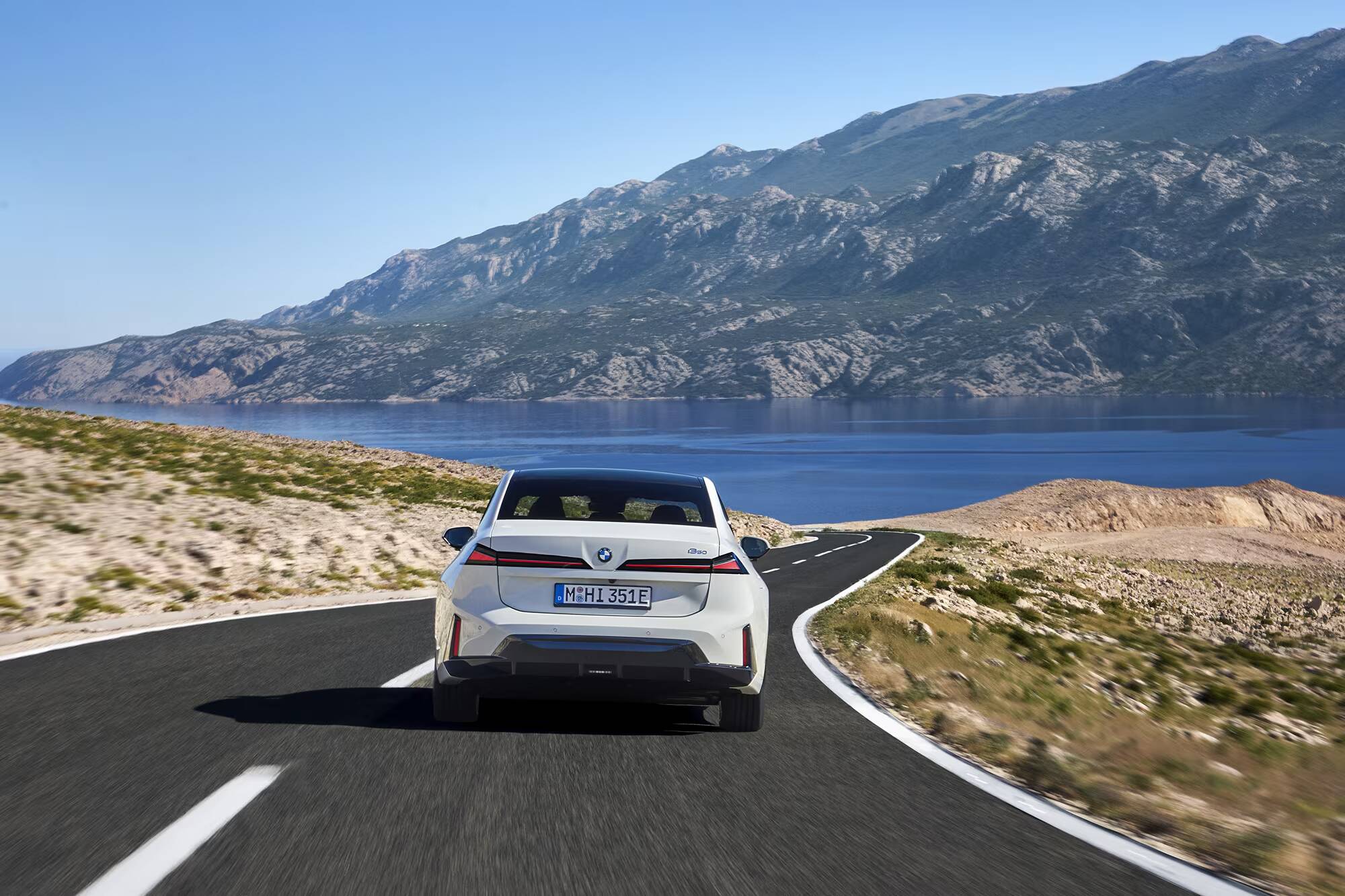 Электромобиль BMW i3 50 xDrive открыли для заказа в Европе 1 Электромобиль BMW i3 50 xDrive на дороге у озера