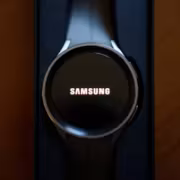 смарт-часы Samsung с белым логотипом Samsung на экране